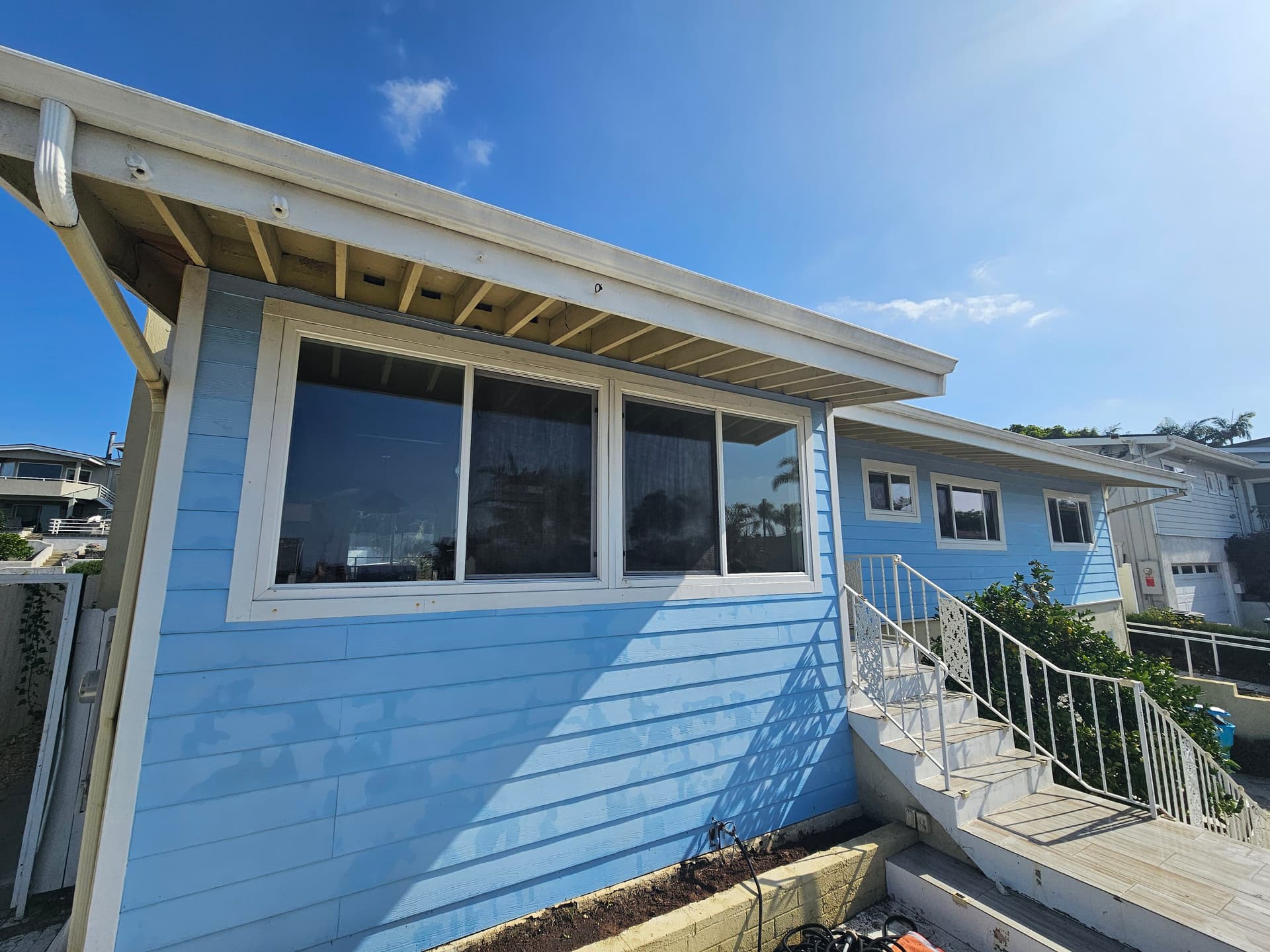 Gallery photos for San Diego Hillside Home Gets a Clean Modern Exterior Repaint: Image #5
